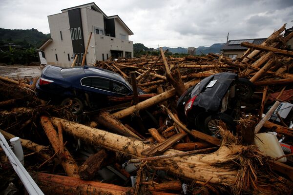 Destroços de carros depois do tufão que arrasou a cidade japonesa de Asakura - Sputnik Brasil