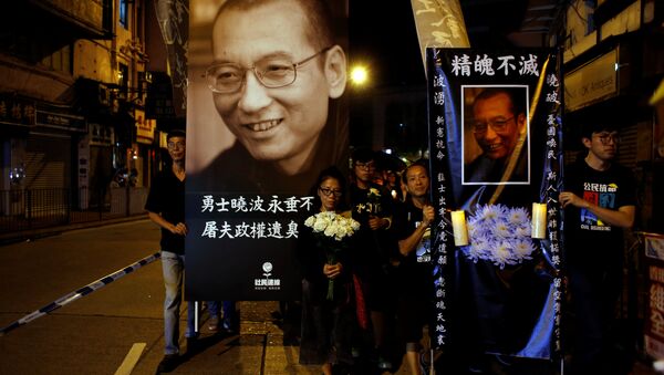 Manifestantes levam velas e flores em marcha para lamentar a morte do premio Nobel Liu Xiaobo, em Hong Kong - Sputnik Brasil
