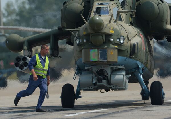 Técnicos em manutenção de aeronaves preparam helicóptero Mi-28 para voo no aeródromo Chernigovka, região de Primorie, Rússia - Sputnik Brasil