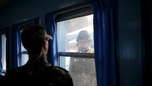 Soldados norte e sul-coreano se olham através de uma janela de uma sala no Edifício da Conferência da Comissão de Armistidade Militar do Comando das Nações Unidas na aldeia da trégua de Panmunjom (Foto de arquivo) - Sputnik Brasil