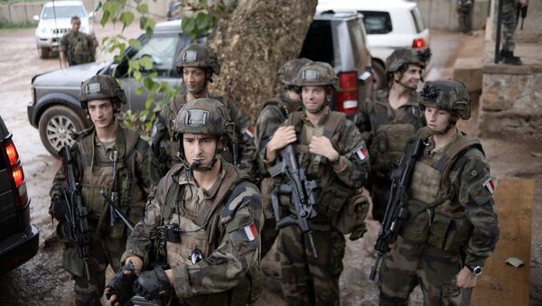 Soldados franceses patrulhando as ruas de Bangui em julho de 2014 - Sputnik Brasil