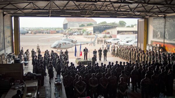 Soldados franceses na República Centro-Africana ouvem discurso do então ministro da Defesa da França, Jean-Yves Le Drian, em base militar de Bangui, capital do país africano (foto de arquivo) - Sputnik Brasil