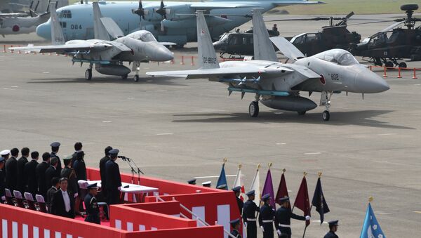 Japanese Prime Minister Shinzo Abe reviews Japan Self-Defense Forces' F-15J fighter jets at Hyakuri Air Base. - Sputnik Brasil