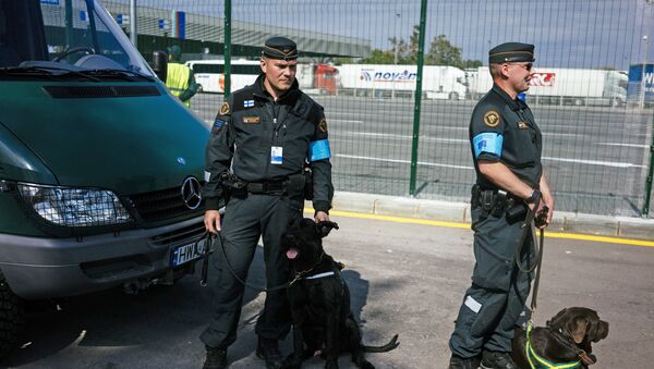 Guardas de fronteira finlandeses com cachorros - Sputnik Brasil