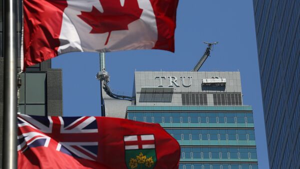Retirada das letras T-R-U-M-P da fachada do antigo Trump International Hotel and Tower em Toronto, Canadá - Sputnik Brasil
