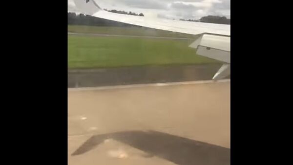 Aterrissagem violentíssima de um avião - Sputnik Brasil