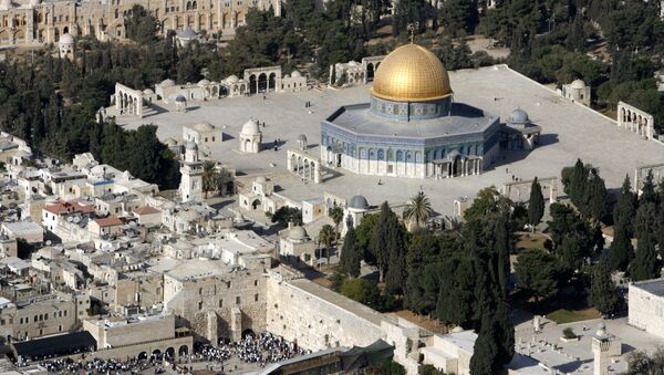 An aerial view shows the Dome of the Rock (R) on the compound known to Muslims as the Noble Sanctuary and to Jews as Temple Mount, and the Western Wall (L) in Jerusalem's Old City October 10, 2006 - Sputnik Brasil