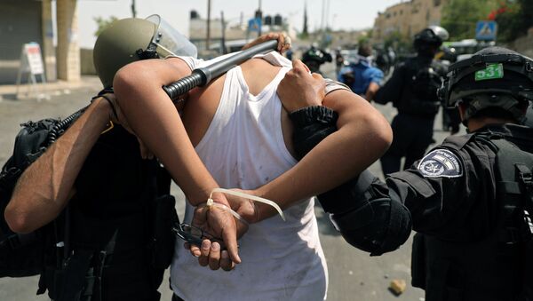 Polícia de Israel conduz um manifestante muçulmano durante confrontos em Jerusalém, em 21 de julho de 2017 - Sputnik Brasil