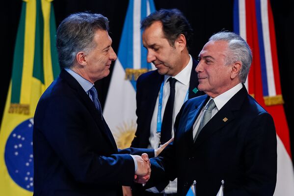 Temer e Macri se cumprimentam, durante a continuação da Sessão Plenária dos Senhores Presidentes dos Estados Membros do Mercosul, Estados Associados, México e Convidados Especiais - Sputnik Brasil