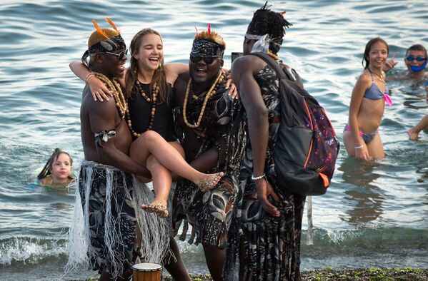 Menina tira fotos com estrangeiros em uma das praias da Crimeia - Sputnik Brasil