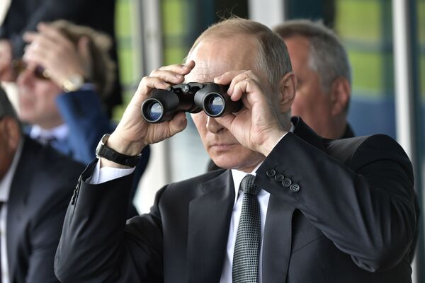 Presidente Putin observa voos no salão aéreo MAKS 2017 - Sputnik Brasil