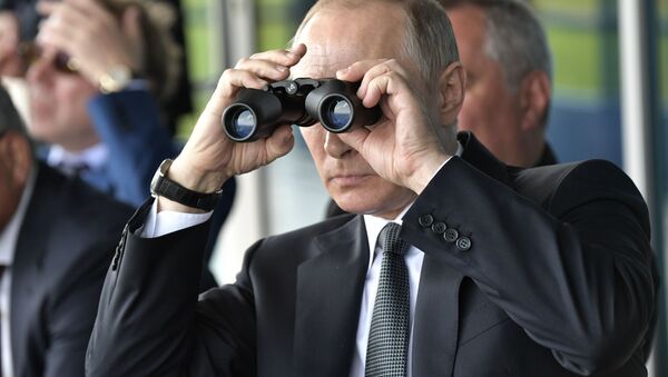 Presidente Putin observa voos no salão aéreo MAKS 2017 - Sputnik Brasil
