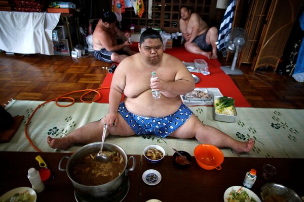 Lutador de sumô come sopa tradicional, Japão - Sputnik Brasil