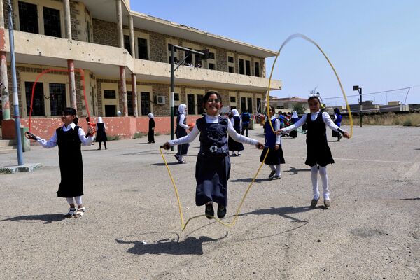 Meninas iraquianas brincam no terreiro escolar, Mossul - Sputnik Brasil