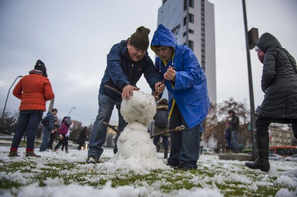 Pessoas fazem boneco de neve na capital chilena, Santiago - Sputnik Brasil