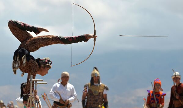 Atleta do Quirguistão atira com arco usando os pés - Sputnik Brasil