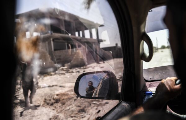 Forças Democráticas da Síria na frente oriental de Raqqa durante ofensiva contra a cidade - Sputnik Brasil