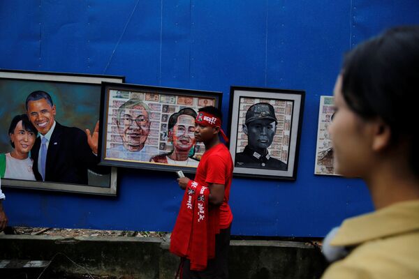Homem vende cartazes em Yagon, Myanmar - Sputnik Brasil