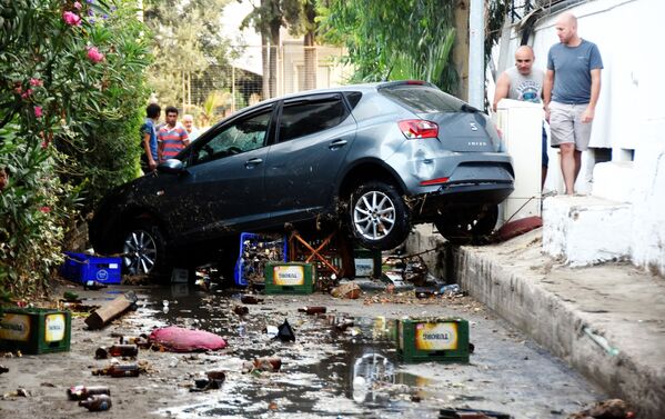 Carro em uma das ruas atingidas pelo terremoto, Bodrum, Turquia - Sputnik Brasil