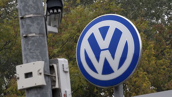A Volkswagen logo stands next to a CCTV security camera in Wolfsburg, Germany October 7, 2015 - Sputnik Brasil