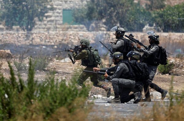 Confronto entre manifestantes palestinos e soldados israelenses na Cisjordânia. - Sputnik Brasil