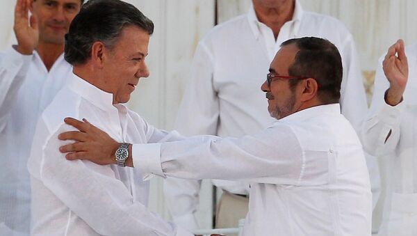 Presidente da Colômbia, Juan Manuel Santos, cumprimenta líder das FARC, Rodrigo Londoño, em setembro de 2016 - Sputnik Brasil