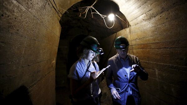 Jornalistas em um túnel subterrâneo buscando o trem do ouro nazista debaixo do castelo Ksiaz, na Polônia (foto de arquivo) - Sputnik Brasil
