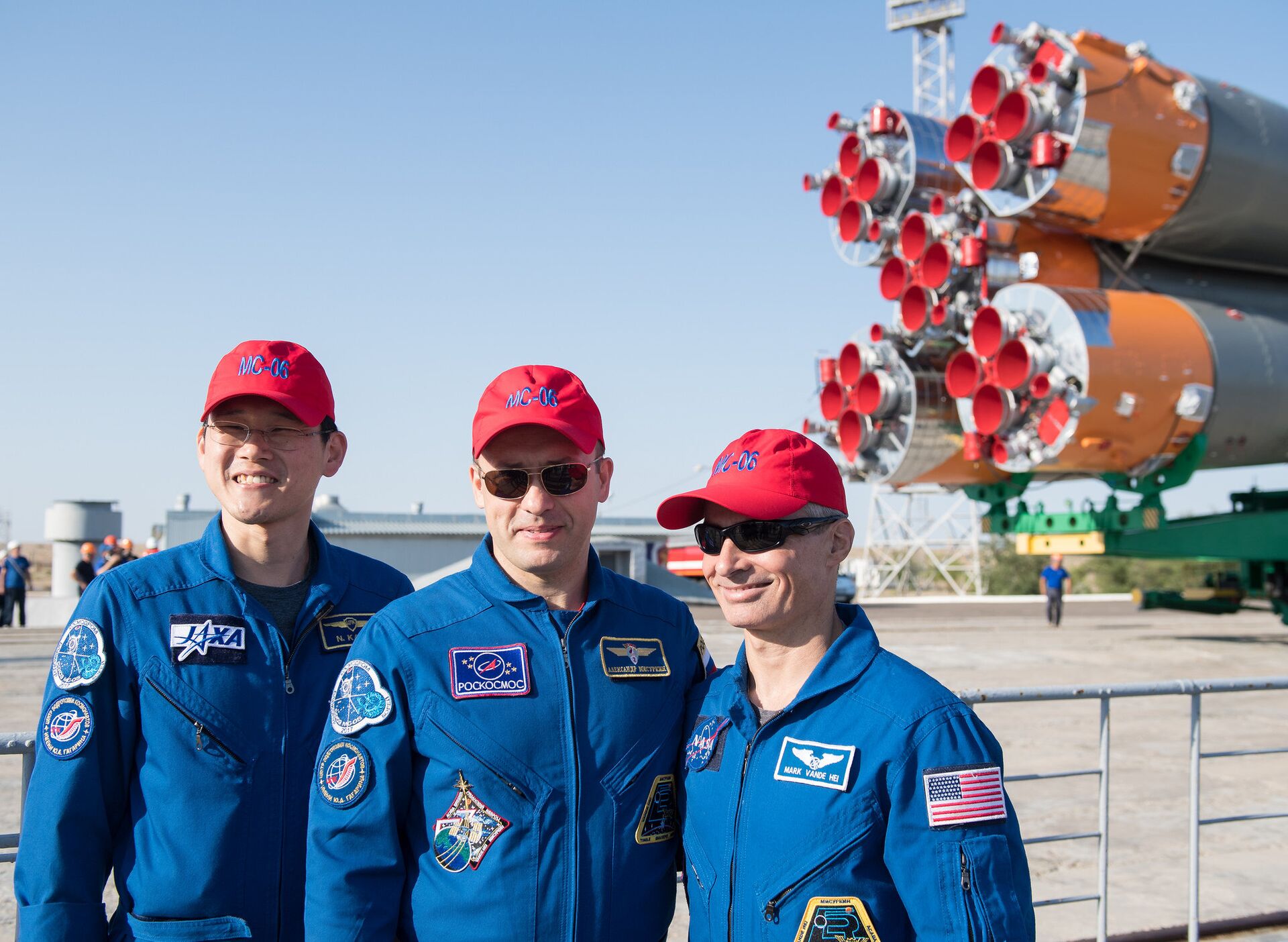 Os membros da equipe de apoio Norishige Kanai da Agência de Exploração Aeroespacial do Japão (JAXA), à esquerda, Alexander Misurkin da Roscosmos, centro e Mark Vande Hei da NASA, à direita, posam para uma foto à medida que a nave espacial Soyuz MS-05 chega à base de lançamento depois de ser retirada do trem no Cosmódromo de Baikonur, no Cazaquistão, na quarta-feira, 26 de julho de 2017. - Sputnik Brasil, 1920, 06.12.2021
