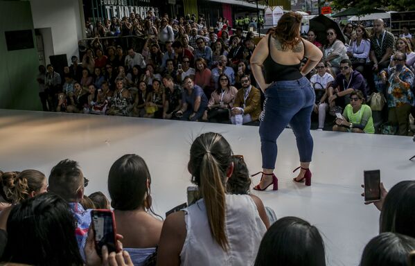 Modelo desfilando pela marca colombiana Elena Plus Clothing na semana Colombiamoda 2017, em Medellín - Sputnik Brasil