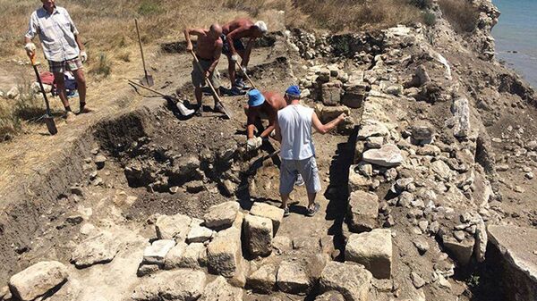 Arqueólogos escavando uma necrópole perto de Kerch, Crimeia - Sputnik Brasil