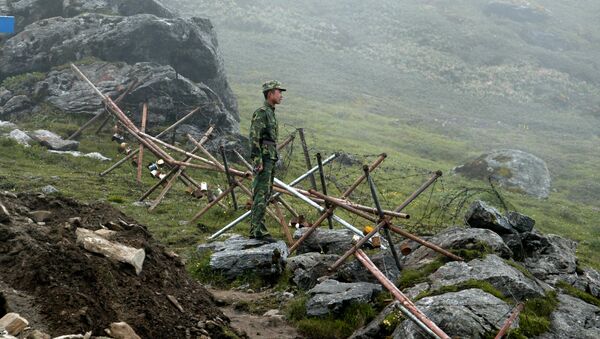 Um soldado patrulhando na parte chinesa da antiga fronteira Nathu La, que liga o setor indiano de Sikkim e a região autônoma do Tibete na China (foto de arquivo) - Sputnik Brasil