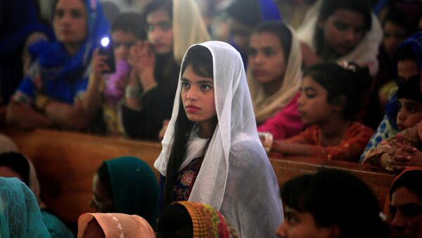 Menina paquistanesa cercada por outras pessoas (foto de arquivo) - Sputnik Brasil