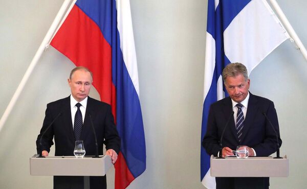 Vladimir Putin e Sauli Niinisto deram uma conferência de imprensa em conjunto na sequência de conversações bilaterais. - Sputnik Brasil