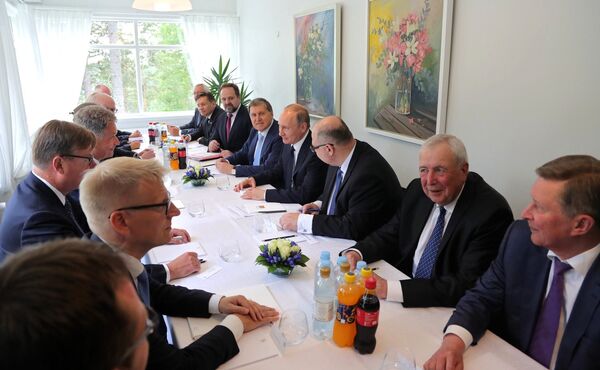 Vladimir Putin e o presidente finlandês Sauli Niinisto mantêm conversações como parte da visita do presidente russo à Finlândia. - Sputnik Brasil