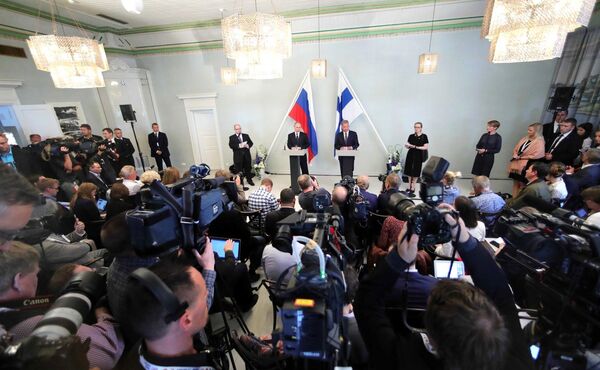 Vladimir Putin cumprimenta o presidente finlandês Sauli Niinisto durante visita do presidente russo à Finlândia. - Sputnik Brasil