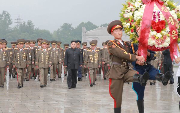 Kim Jong-un e altos funcionários militares coreanos colocam coroa de flores no túmulo dos combatentes da Guerra da Coreia - Sputnik Brasil