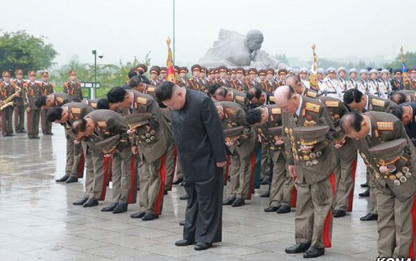 Kim Jong-un e altos militares coreanos rendem homenagem junto ao túmulo dos combatentes da Guerra da Coreia - Sputnik Brasil