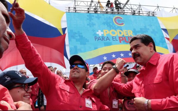 Presidente da Venezuela, Nicolás Maduro, tira fotografias com manifestantes durante o encerramento da campanha por uma nova constituinte em Caracas - Sputnik Brasil
