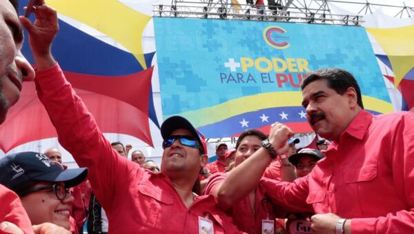 Presidente da Venezuela, Nicolás Maduro, tira fotografias com manifestantes durante o encerramento da campanha por uma nova constituinte em Caracas - Sputnik Brasil