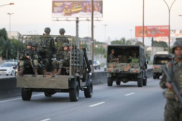 Tropas do Exército patrulham na Linha Vermelha após o início da operação de reforço das Forças Armadas na segurança do Rio de Janeiro - Sputnik Brasil