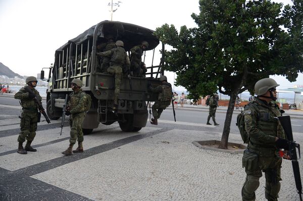 Militares patrulham a praia de Copacabana em operação das Forças Armadas no Rio de Janeiro - Sputnik Brasil