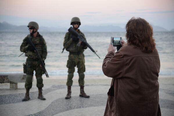 Pedestrem tiram fotos de militares que ocupam praia de Copacana em operação das Forças Armadas no Rio - Sputnik Brasil