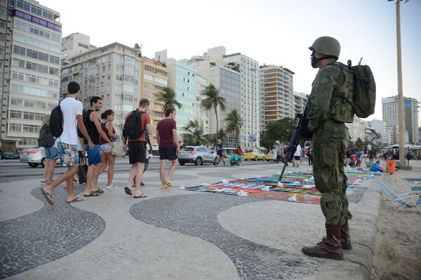 Militares se mistura à paisagem da praia de Copacabana com operação das Forças Armadas no Rio - Sputnik Brasil