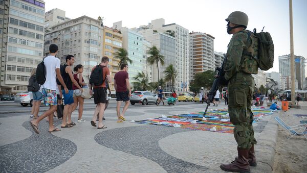 Militares se misturam à paisagem da praia de Copacabana com operação das Forças Armadas no Rio - Sputnik Brasil