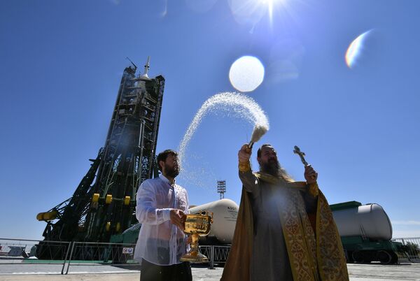 Um padre ortodoxo benze o foguete portador Soyuz no cosmódromo de Baikonur antes de seu lançamento para a Estação Espacial Internacional - Sputnik Brasil