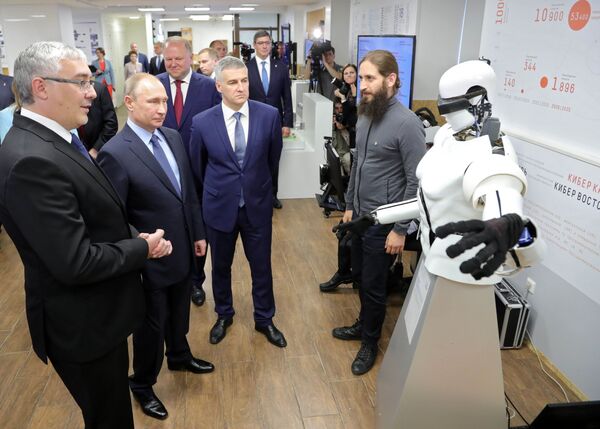 O presidente russo, Vladimir Putin, durante uma visita à Agência de Iniciativas Estratégicas, na cidade russa de Petrozavodsk, na república da Carélia - Sputnik Brasil