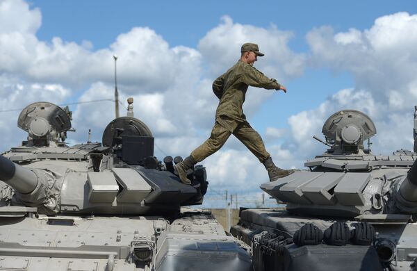 Um militar se prepara para as provas da competição Biatlo de Tanques no âmbito dos Jogos Internacionais do Exército 2017, no parque Patriot, que fica nas cercanias de Moscou - Sputnik Brasil