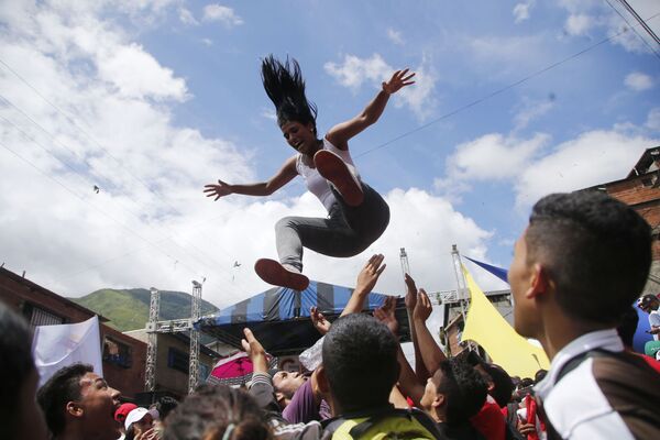 A multidão lança uma mulher ao ar durante um comício eleitoral dos candidatos à Assembleia Constituinte de Caracas, na Venezuela - Sputnik Brasil