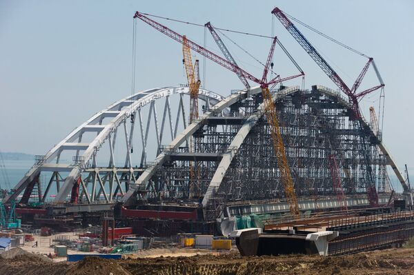 Montagem dos arcos da ponte ferroviária e rodoviária da Crimeia - Sputnik Brasil