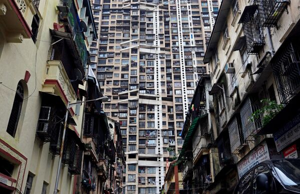 Um arranha-céus residencial por detrás dos prédios antigos na cidade indiana de Mumbai - Sputnik Brasil